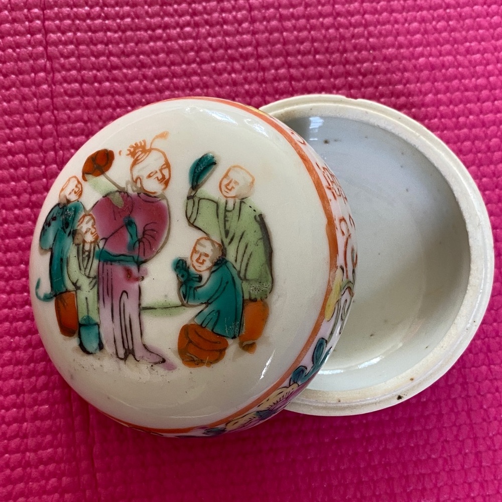 Antique Chinese Hand Painted Porcelain Lidded Trinket Box 3 3/8" W